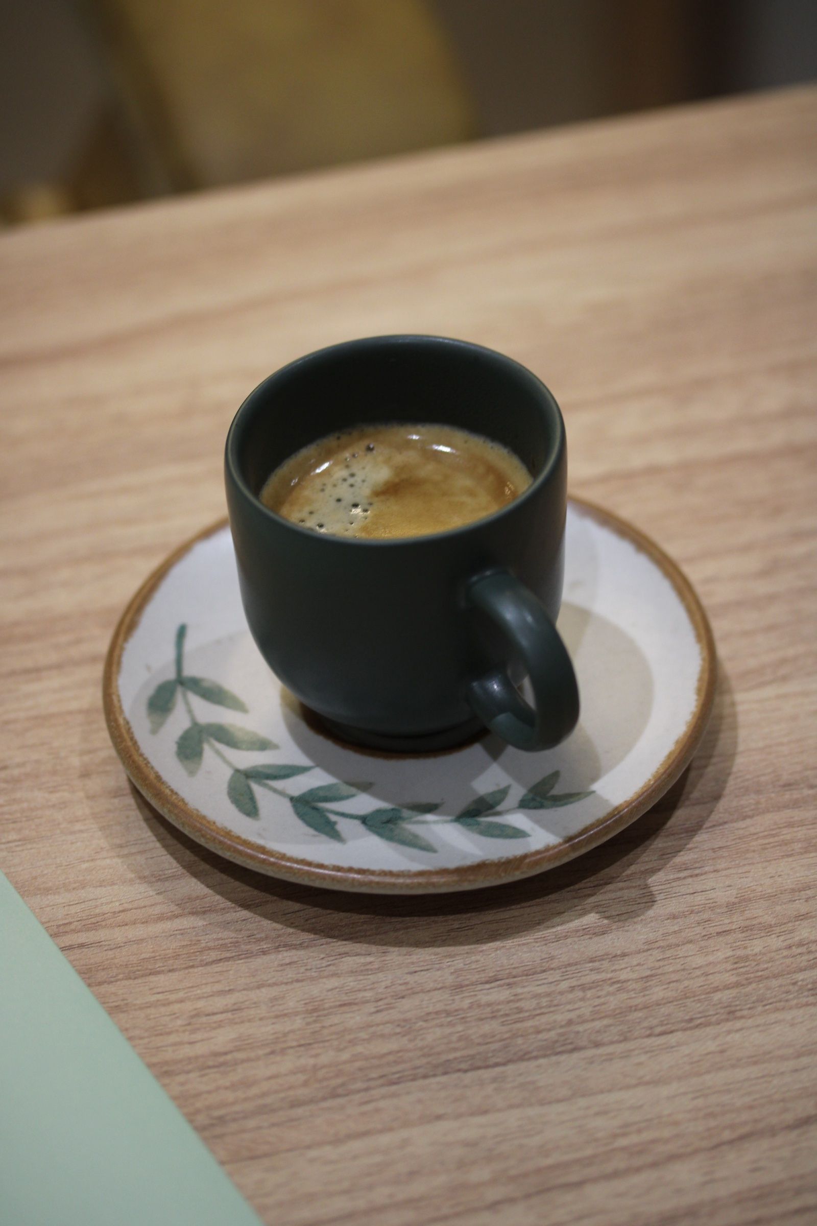 Xícara de café sobre a mesa do consultório da Dra. Louise
