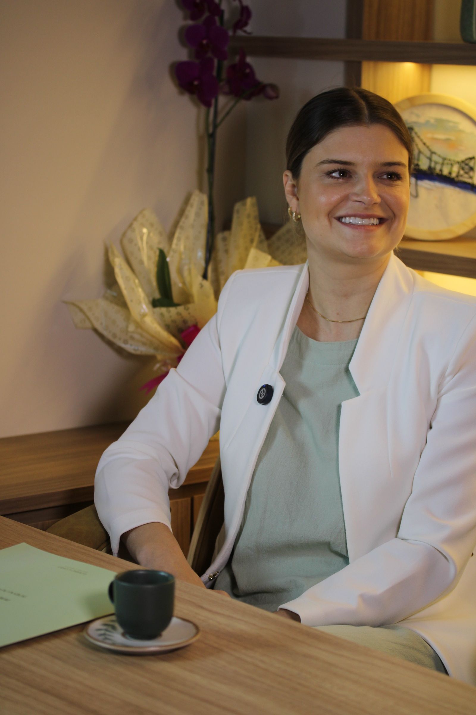 Dra. Louise Costa sorrindo durante uma consulta ginecológica