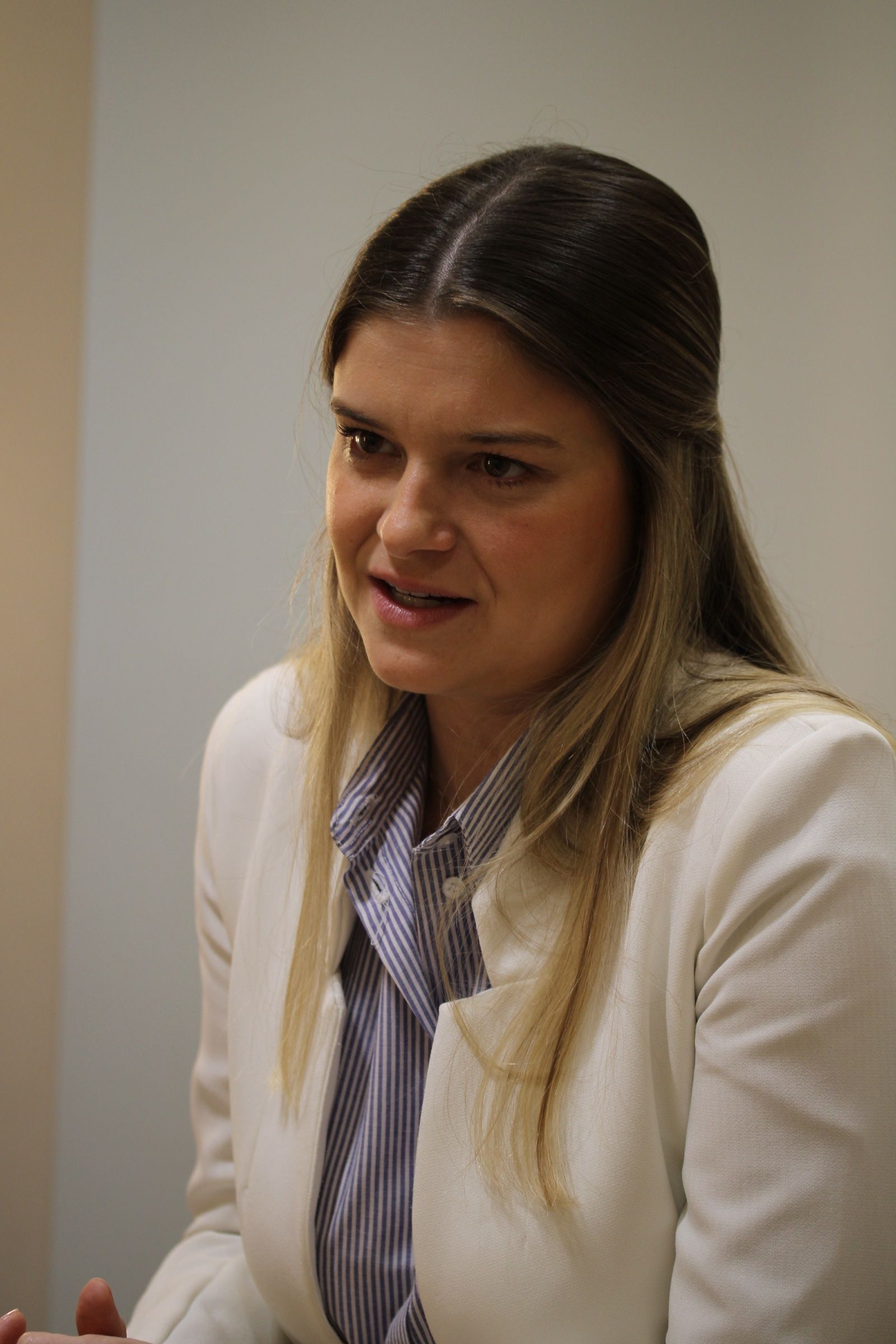 Dra. Louise Costa orientando uma paciente no consultório