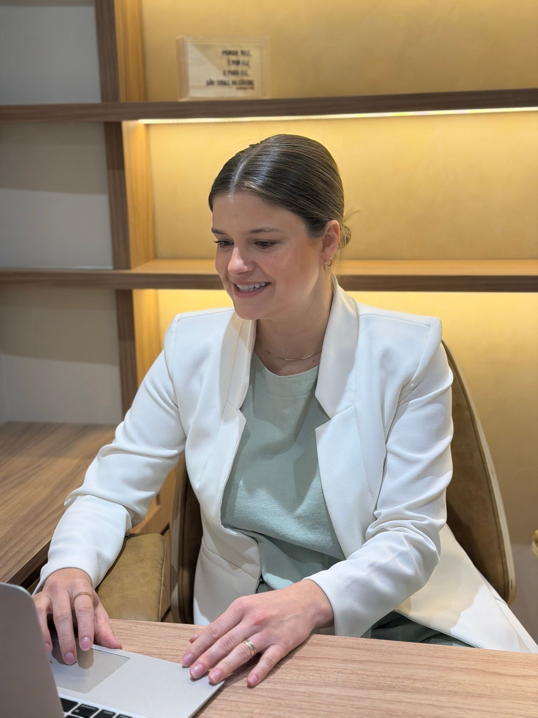Dra. Louise Costa em sua mesa no consultório
