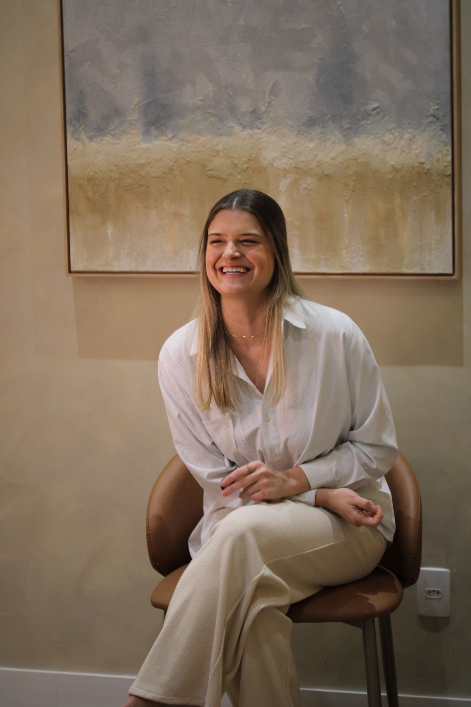 Dra. Louise Costa sorrindo na sala da Clínica Benvenuta